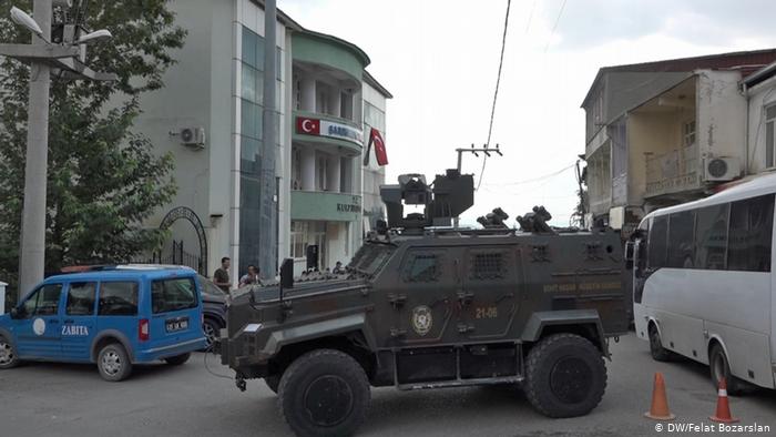Diyarbakır'da avukatlar ev baskınıyla gözaltına alındı